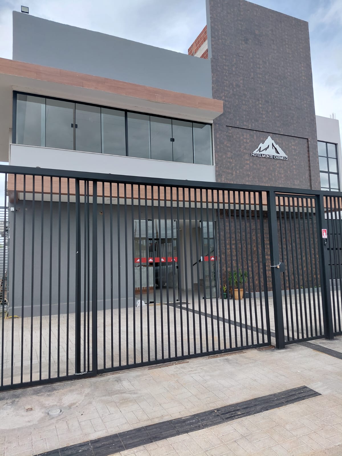 ESTACIONAMENTO AMPLO E SEGURO